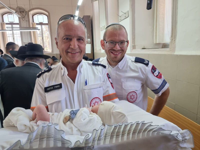 יילדו את התינוק ושמחו בברית המילה עם משפחתו