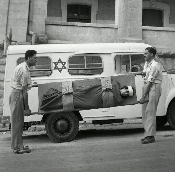 חובשי מגן דוד אדום בתרגיל שנערך בשנות הארבעים