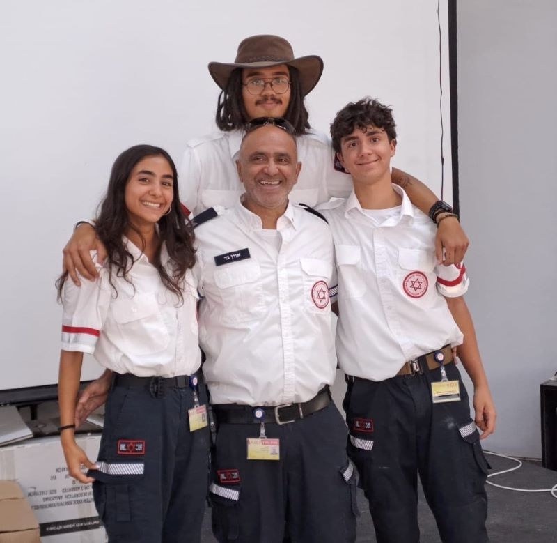 שלושת ילדי משפחת בר העניקו דרגת כתף לאביהם