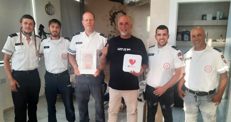 קיבל הנחיות ממד"א בטלפון והציל את חברו מדום לב