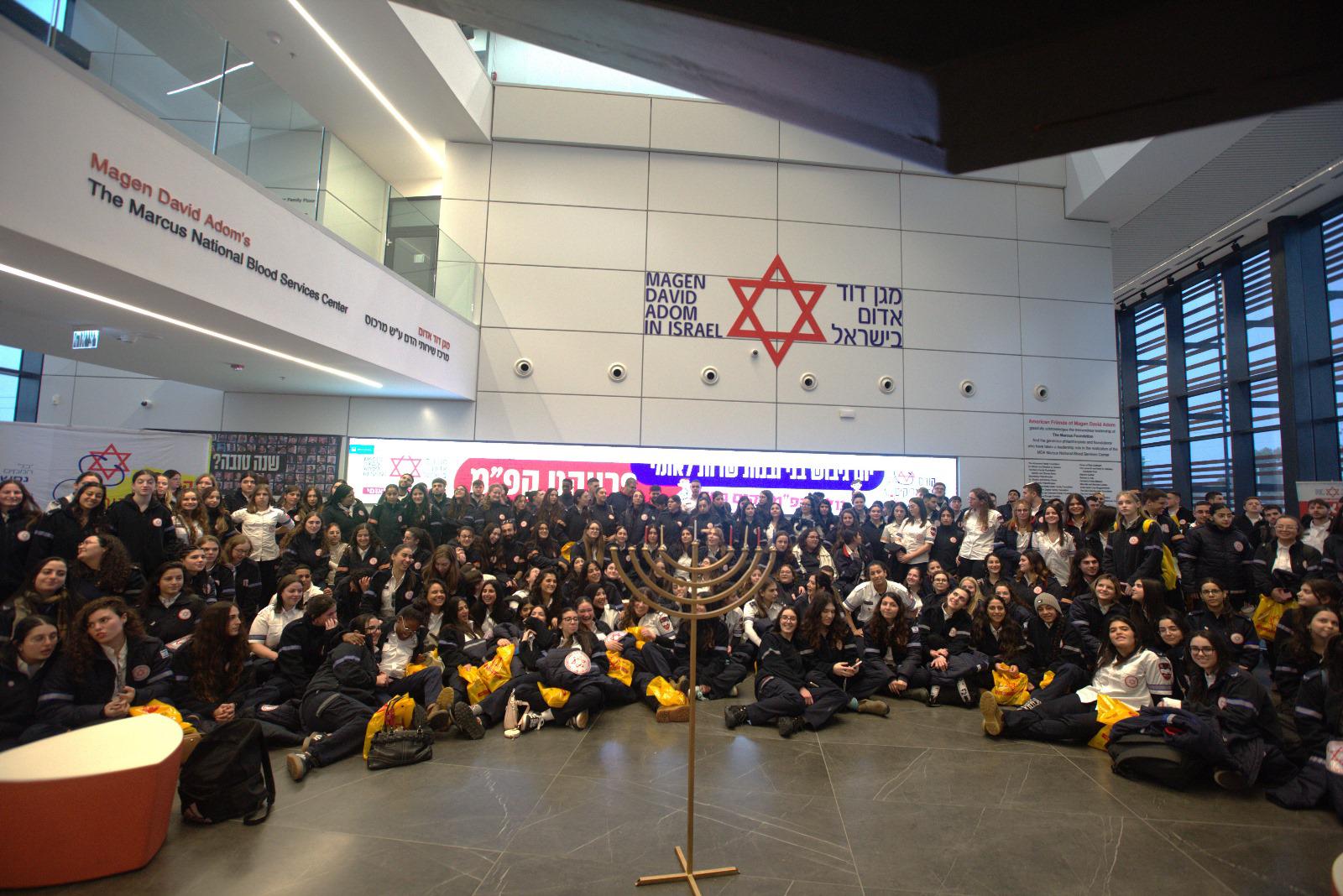 טקס מיוחד לכבוד חג החנוכה עברו בנות ובני השירות הלאומי במסלול פראמדיקים
