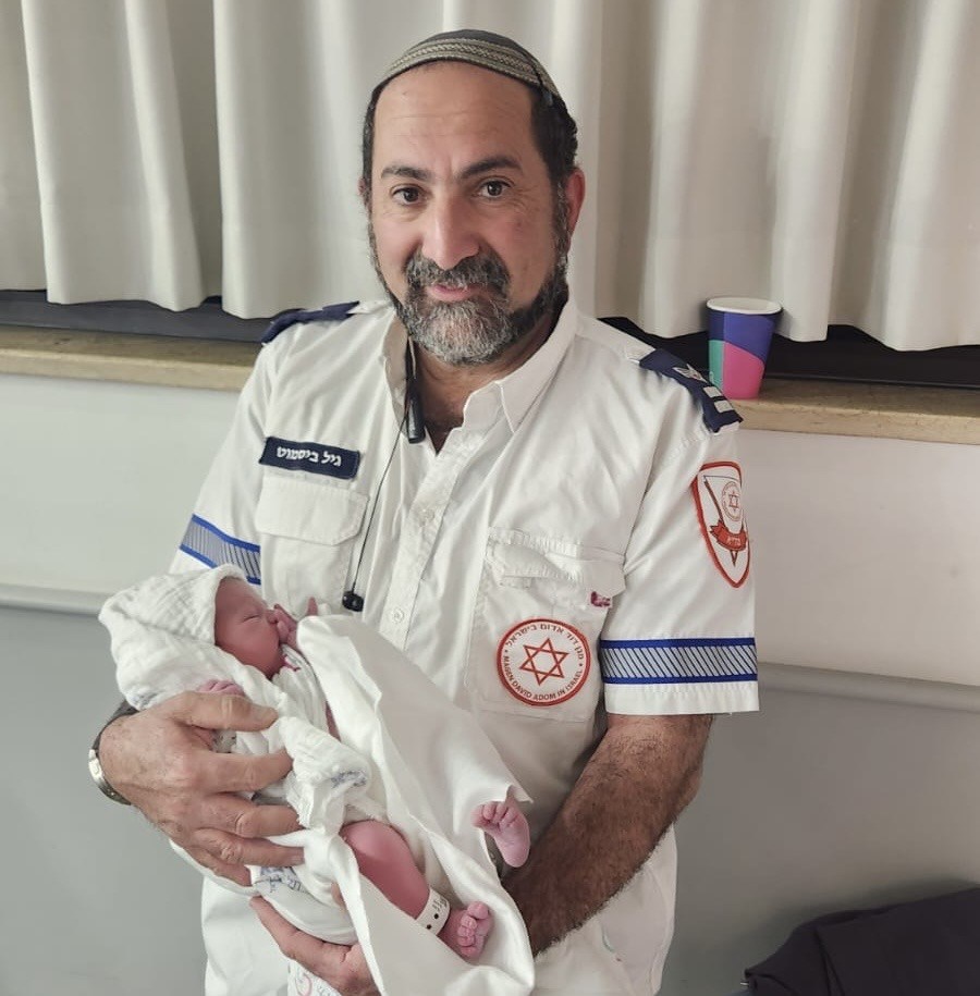 החובש ואשתו יילדו את בתם בדרך לבית החולים 