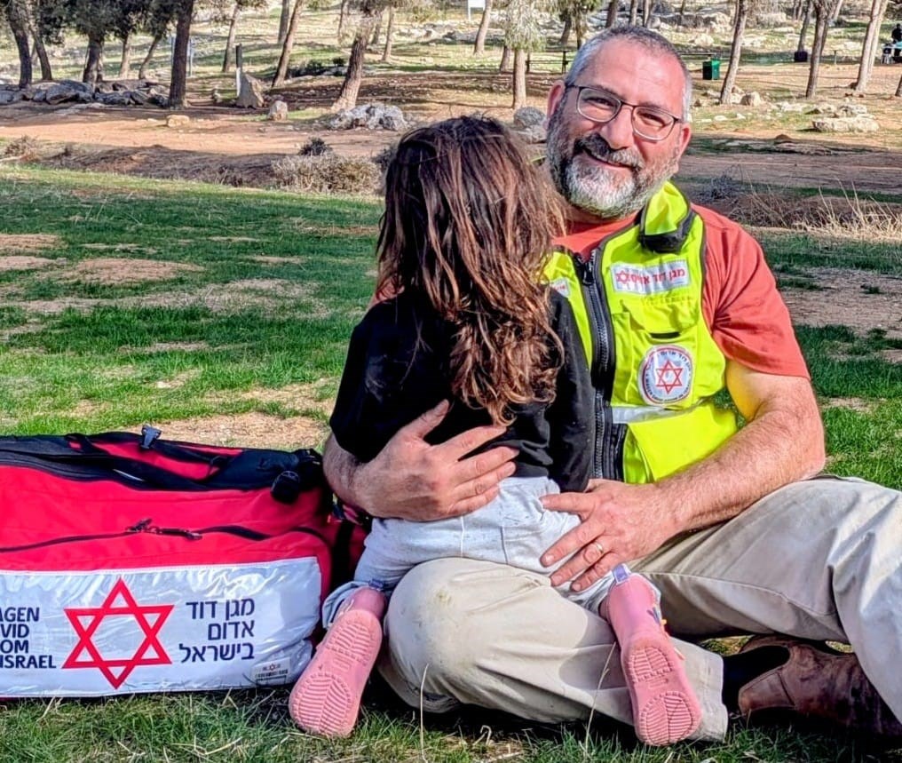 רופא מתנדב במד"א הציל את חייה של רותם הקטנה