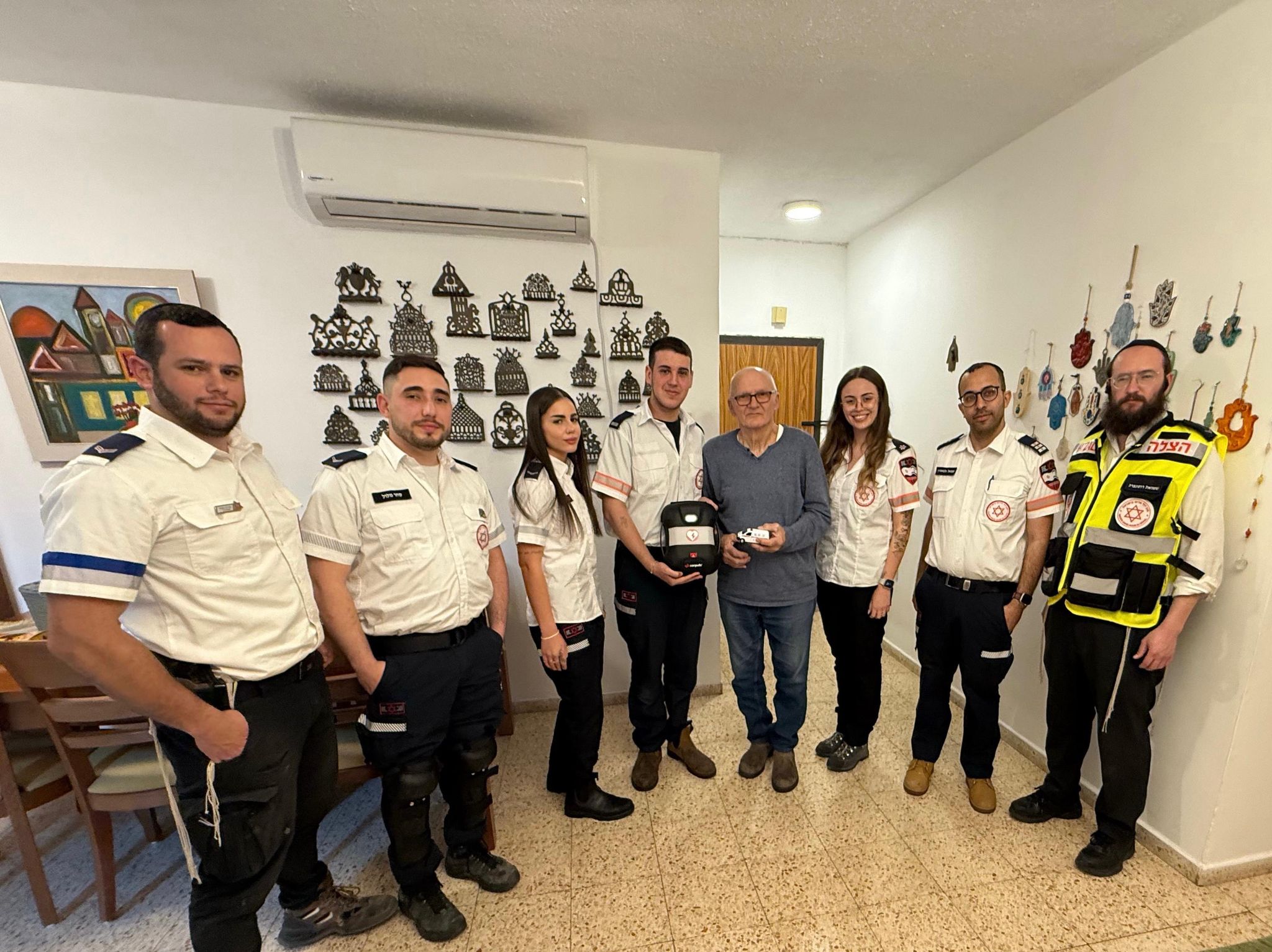 צבי נפגש עם צוות מד"א שהציל את חייו לאחר שלקה בדום לב בזמן שנהג במשאית