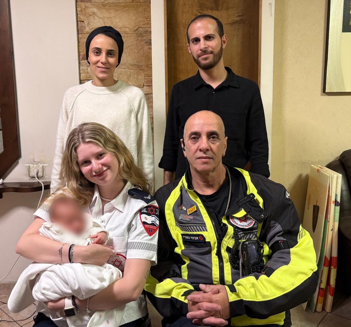 ילדה בביתה תינוקת בריאה בהדרכה טלפונית של חובשת מד"א