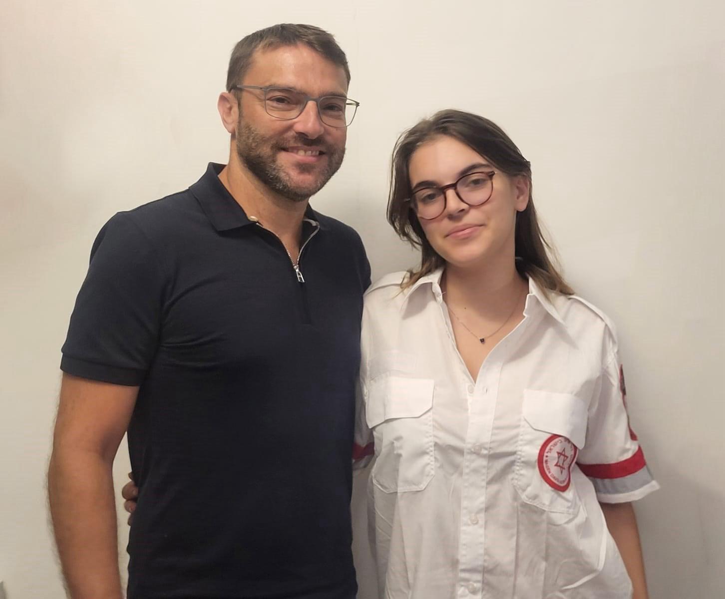 בת 15 למדה כיצד לזהות שבץ מוחי בקורס של מד"א - והצילה את חייו של אביה