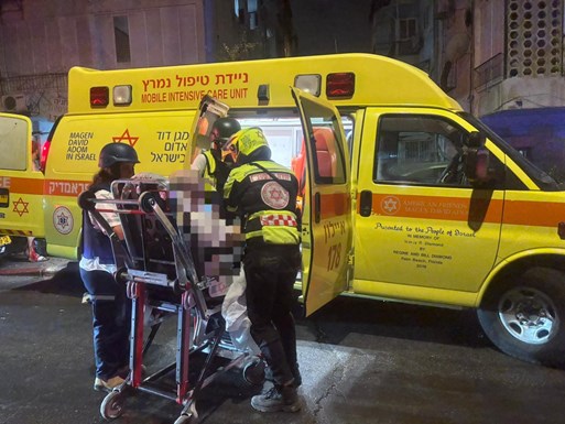 ניידת טיפול נמרץ של מדא במהלך פינוי של אחד הנפגעים