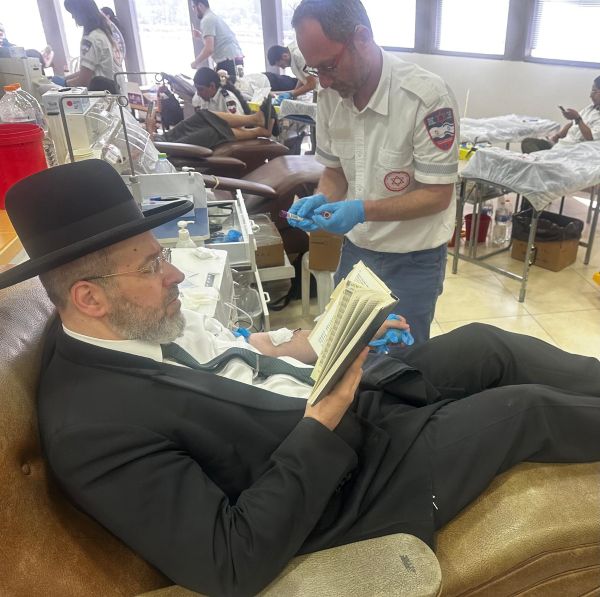 הרב לאו תורם דם