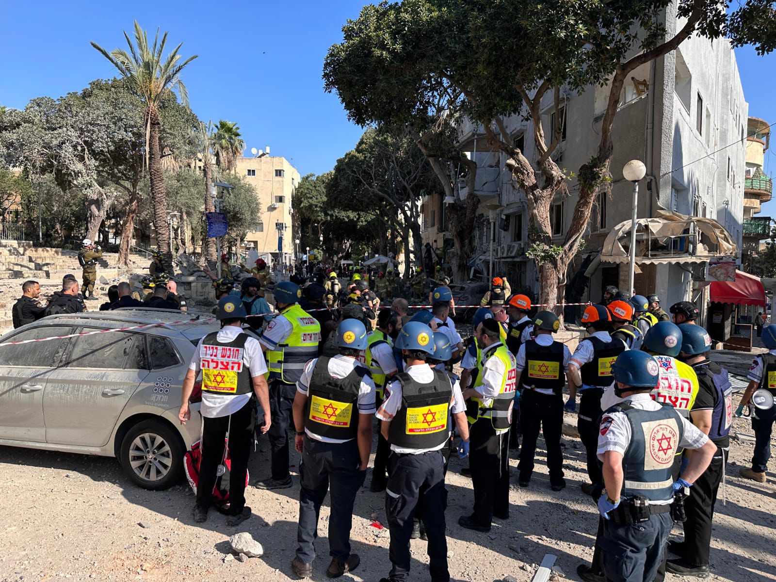 ביתו של חובש מד״א נפגע מטיל בצפון הארץ ולאחר שווידא שמשפחתו לא נפגעה - הוא המשיך ופינה פצועים מזירת הנפילה