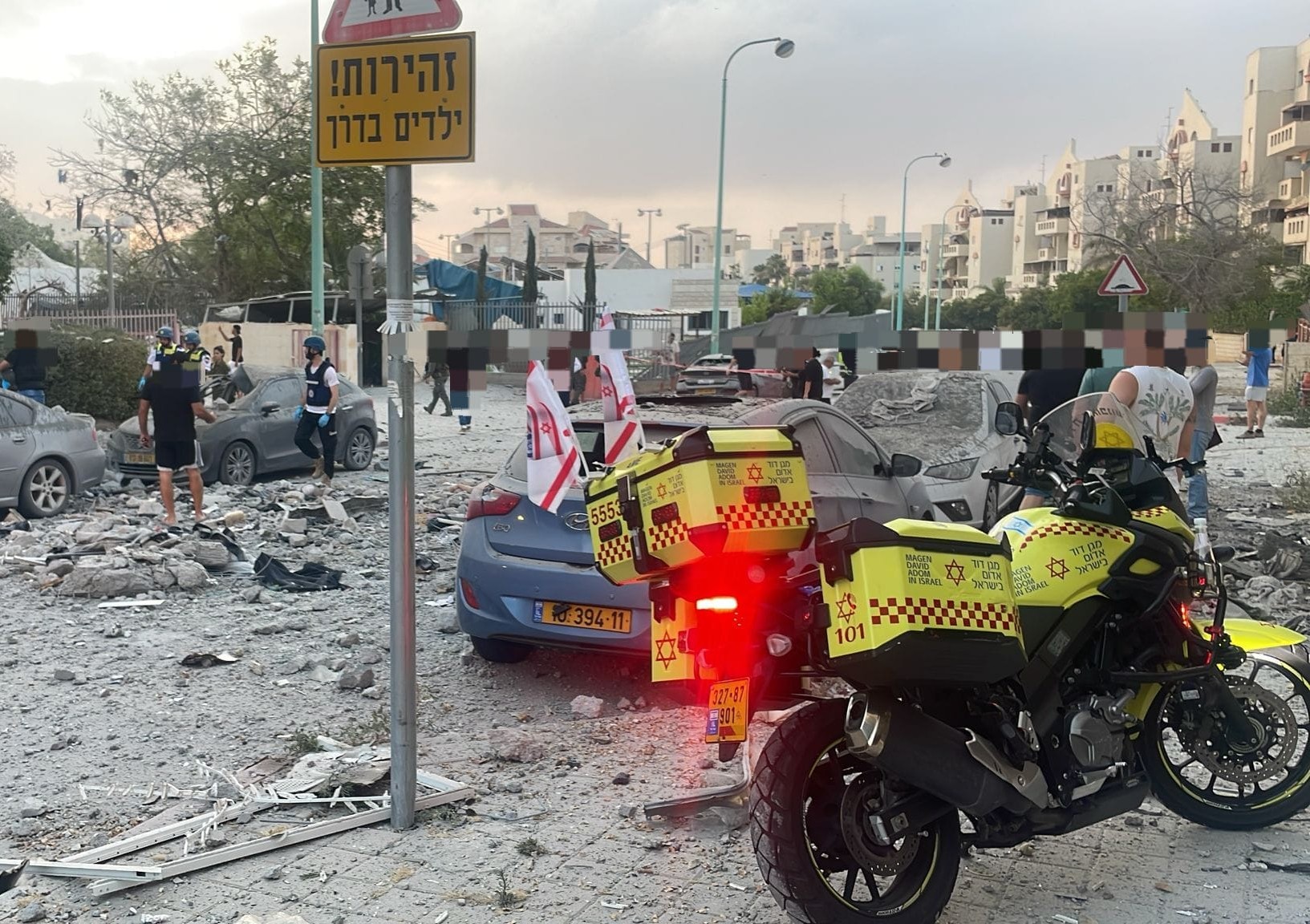 4 הרוגים, 10 פצועים בפגיעת טיל בבניין מגורים בבאר שבע