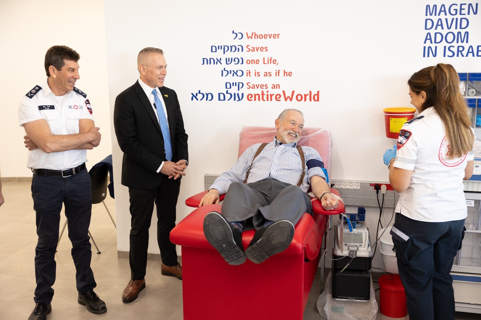 שגריר ארה"ב ורעייתו ביקרו בקריית מד״א ברמלה ותרמו דם