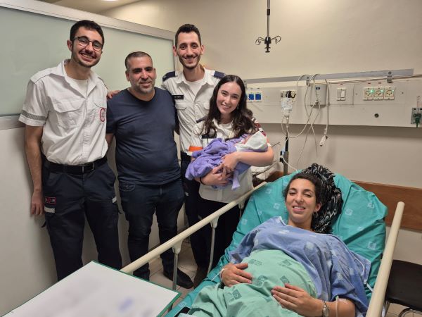 ציפורה עם בעלה, הארך הנולד וצוות מדא שיילד אותה