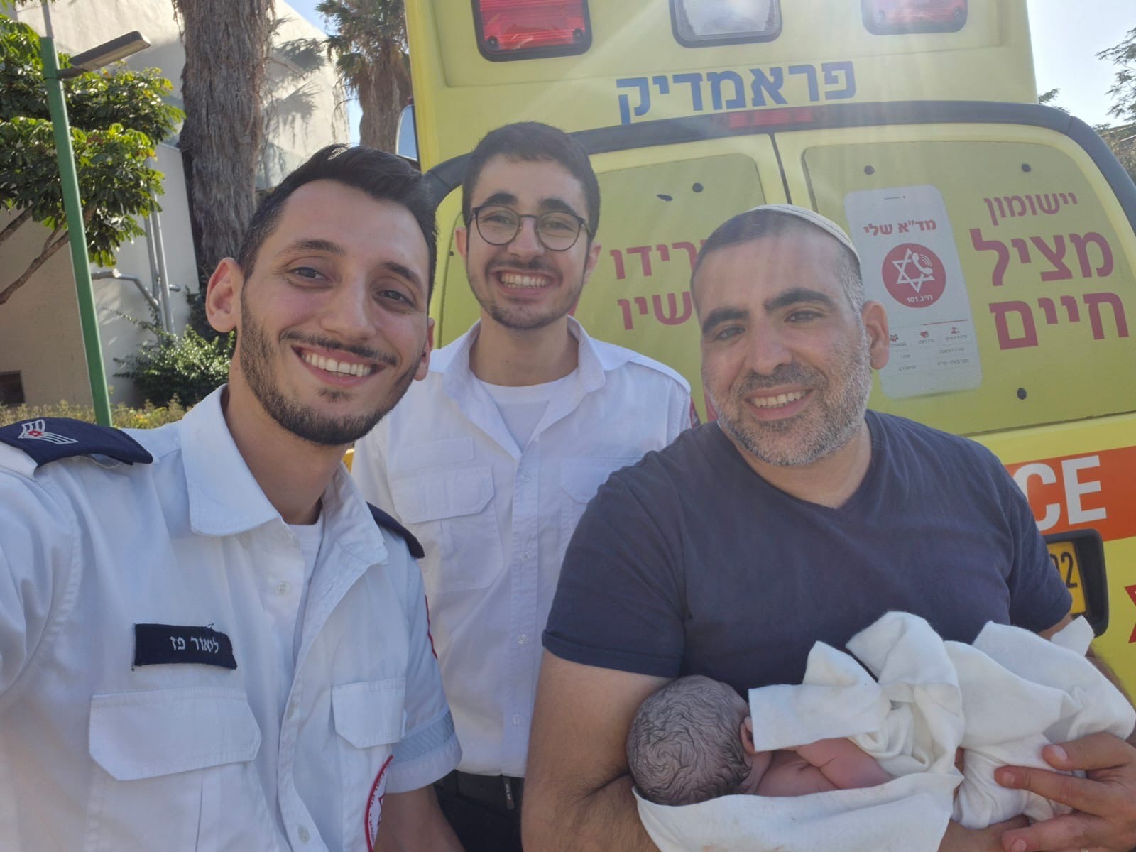 לידה בצד הדרך: צוות מד"א יילד אישה שכרעה ללדת במהלך נסיע