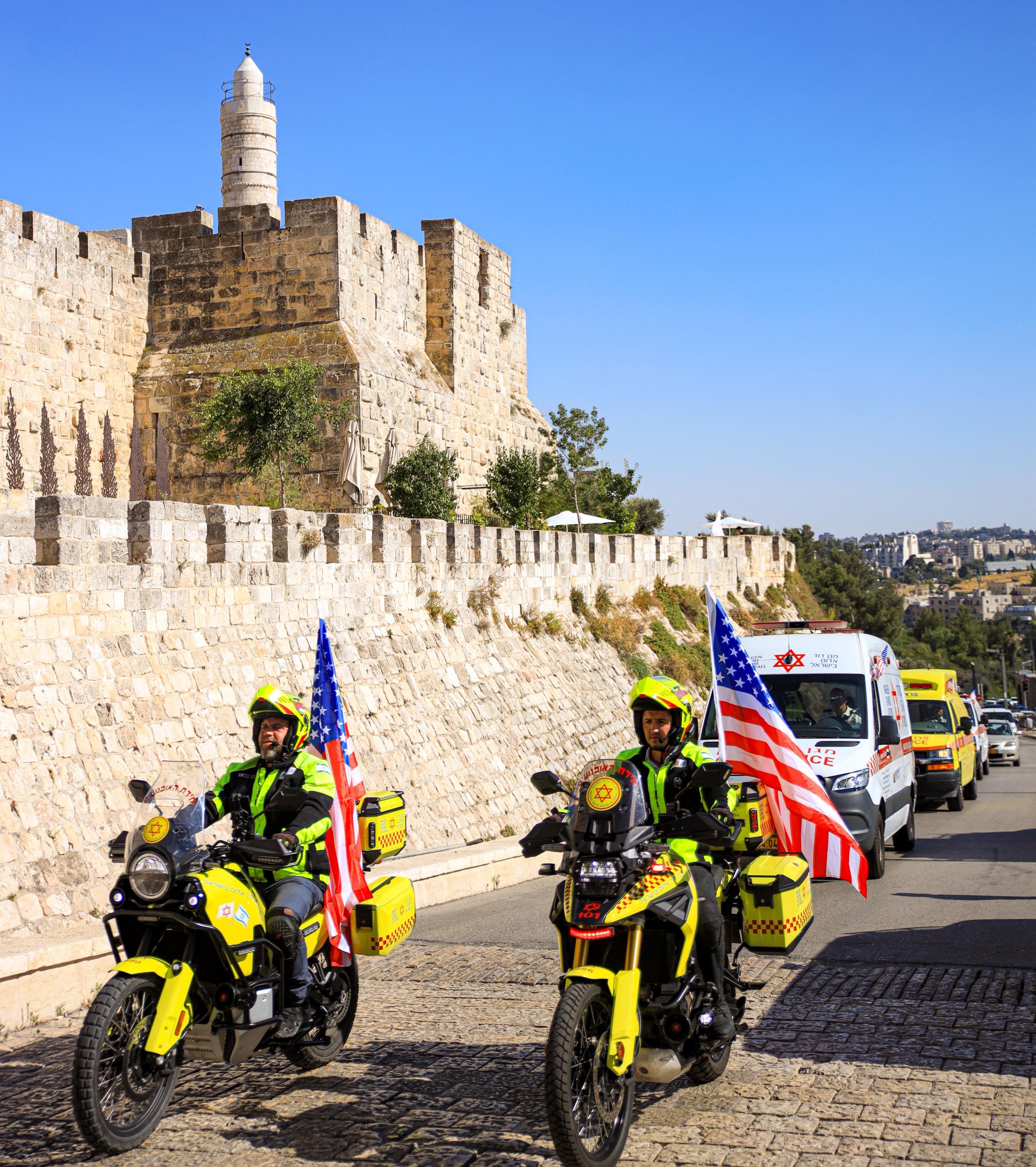 לרגל יום העצמאות האמריקני: אלפי דגלי ארה"ב מתנוססים על תחנות ורכבי הצלה של מד"א
