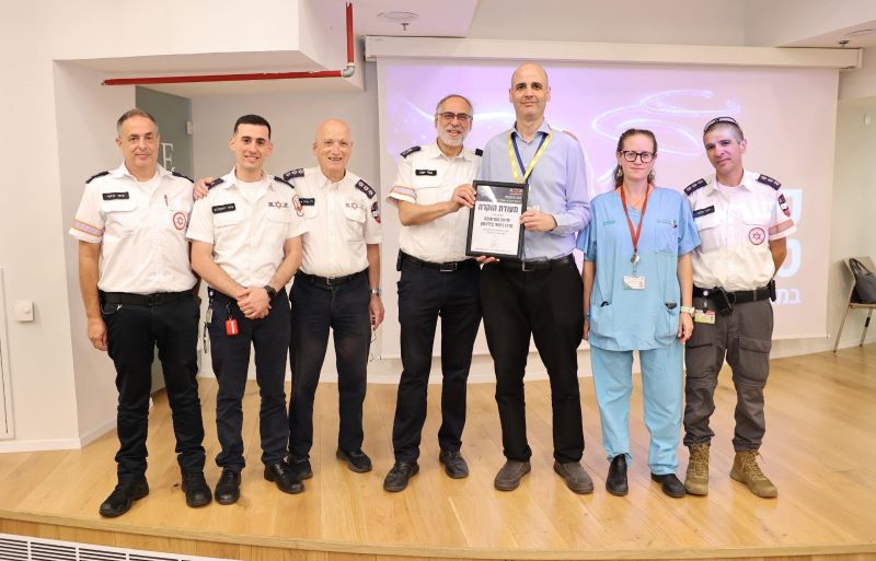 בכירי מדא מעניקים תעודת הוקרה לנציגי בית החולים בילינסון