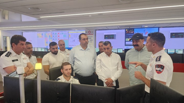 האורחים מקבלים הסבר על הטכנולוגיות בהן משתמשים במוקד
