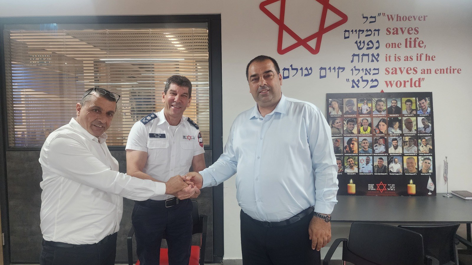חבר הכנסת עפיף עבד וראש המועצה המקומית ירכא סלמאן מולא בביקור במוקד הלאומי של מגן דוד אדום