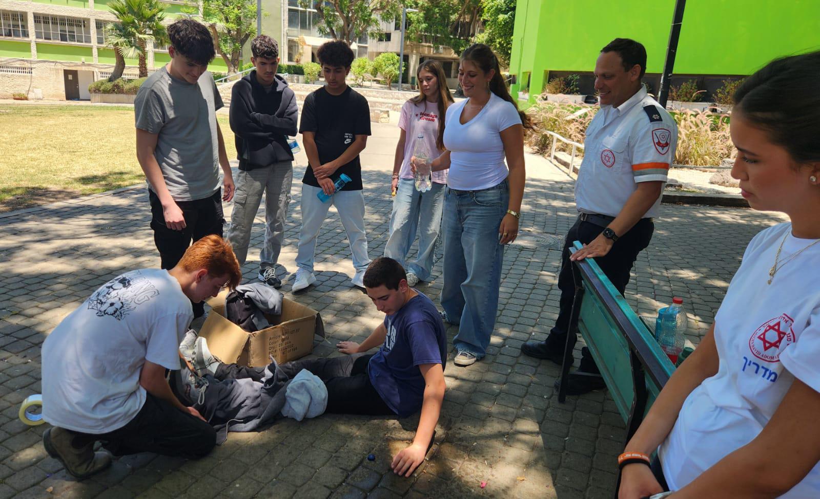 נוער מד"א לומד להציל חיים גם באמצעים מאולתרים