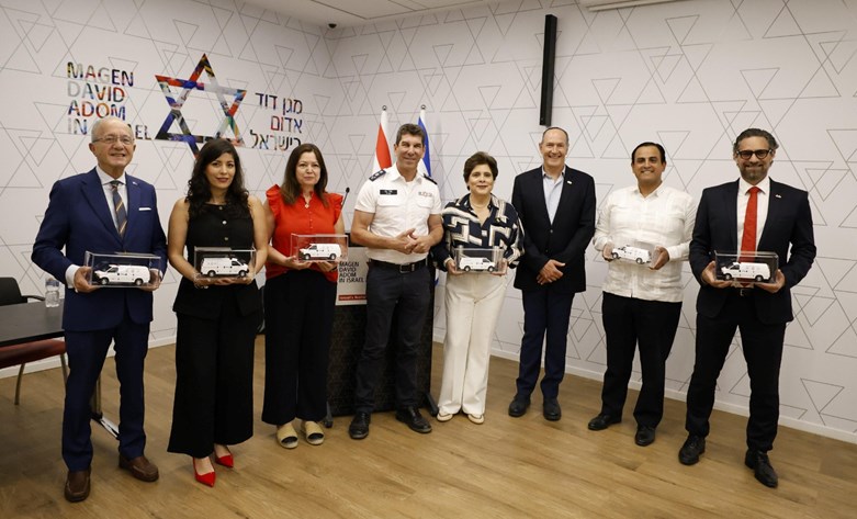 מנכל מדא אלי בין עם האורחים מאמריקה הלטינית