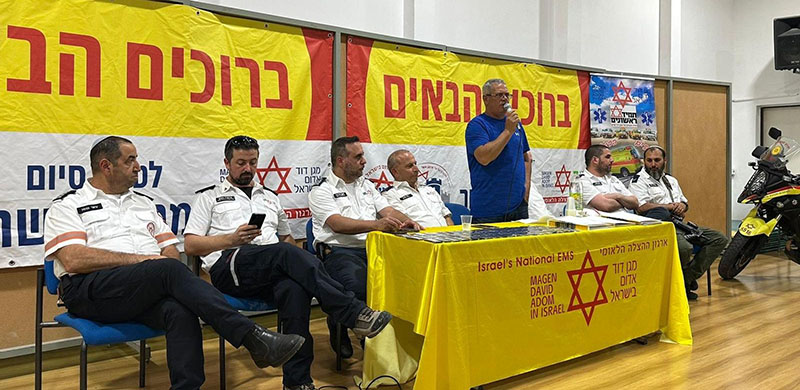 אייל רייז מברך את המתנדבים