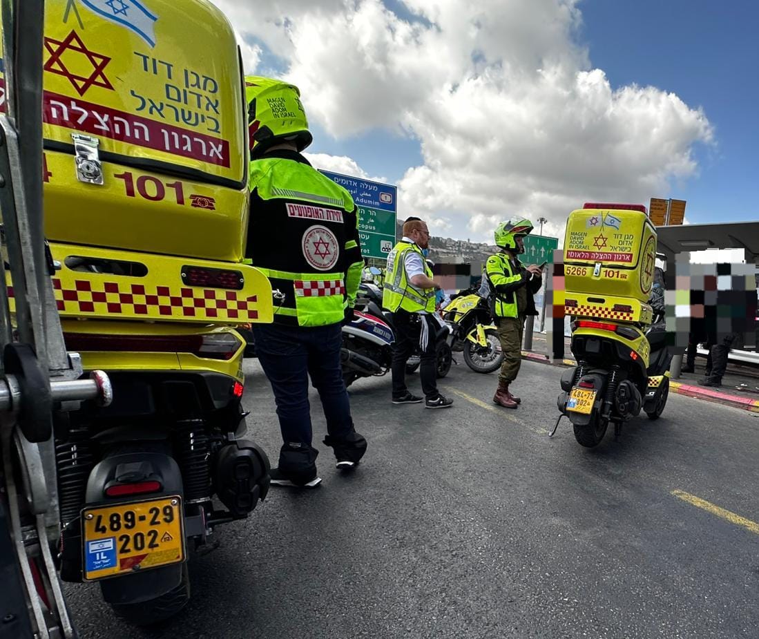 צוותי מד״א בזירת הפיגוע בצומת רמות בירושלים