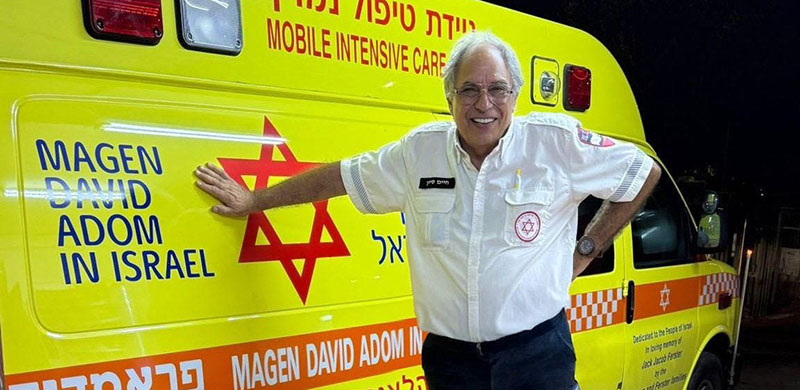 אוהב נחשים ולבצע החייאה: הד״ר שבגיל 75 החל להתנדב במד״א
