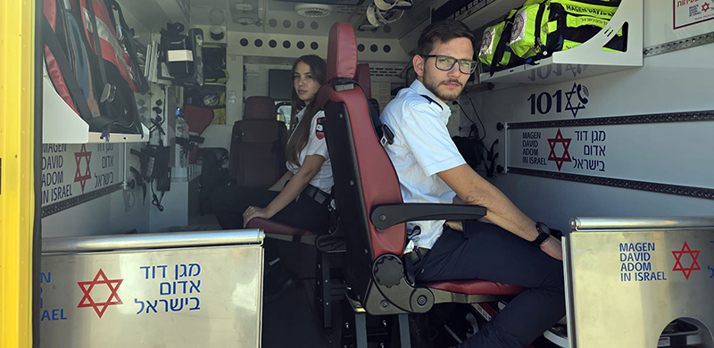 צוות מדא בתוך אחת מניידות הטיפול הנמרץ החדשות