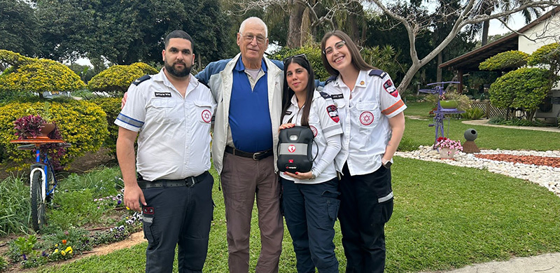 בן 83 שלקה בדום לב נפגש עם צוות מד"א שהציל אותו