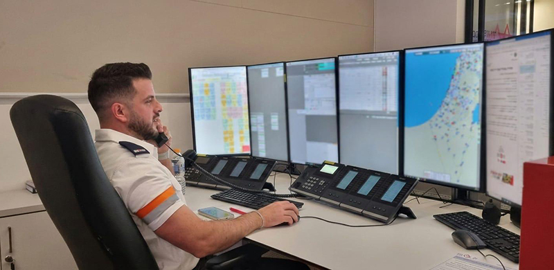 יצא מהמקלט, גילה שביתו נפגע מטיל איראני, ורץ להציל חיים