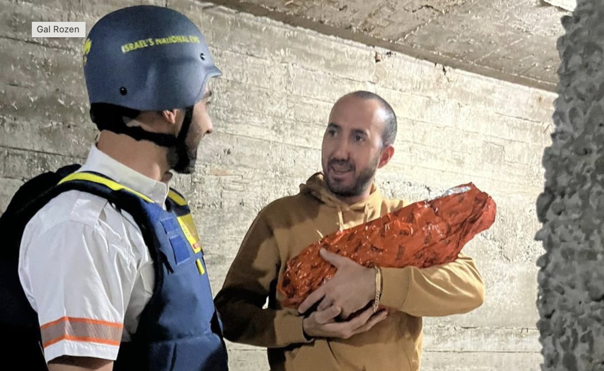 דקות אחרי הלידה, בדרך לאיכילוב, הצוות רץ עם התינוק לחפש מקלט