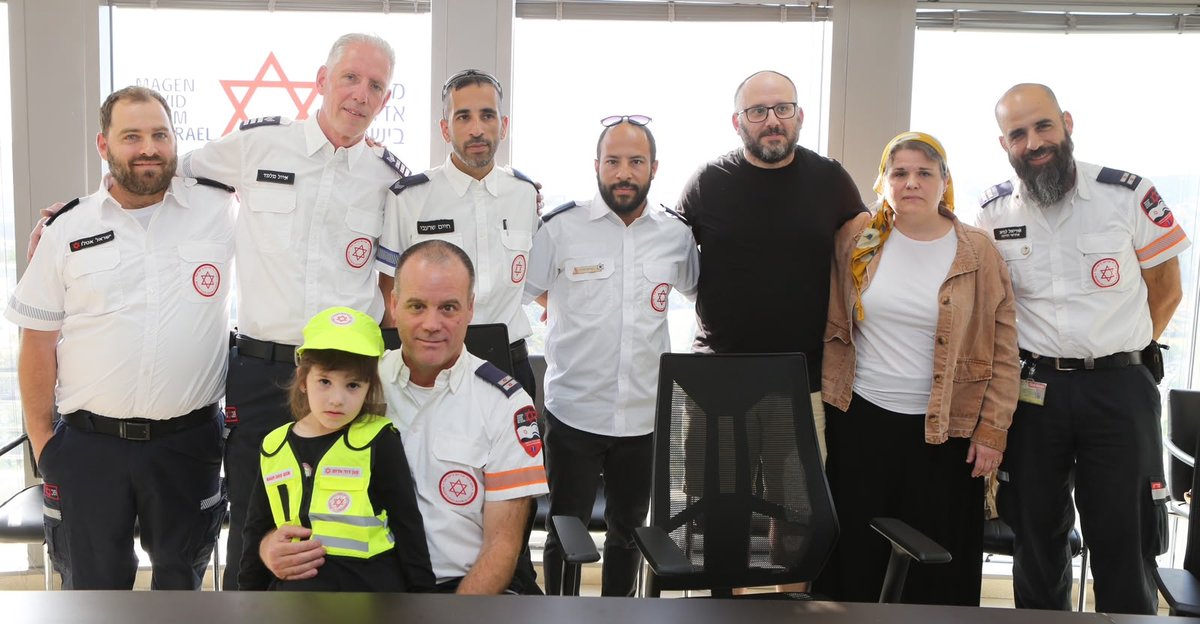 יעל אתרוג עם הוריה והצוות שהציל את חייה