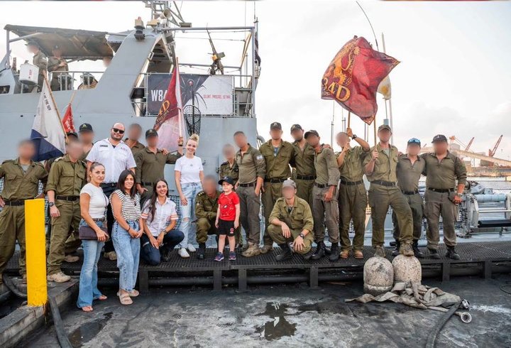 לי-און וצוות אמבולנס המשאלות עם הלוחמים על ספינת הקרב