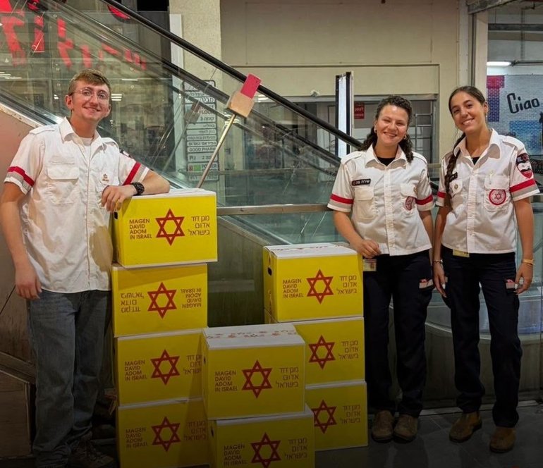 מתנדבי מד א באחת מרשתות השיווק