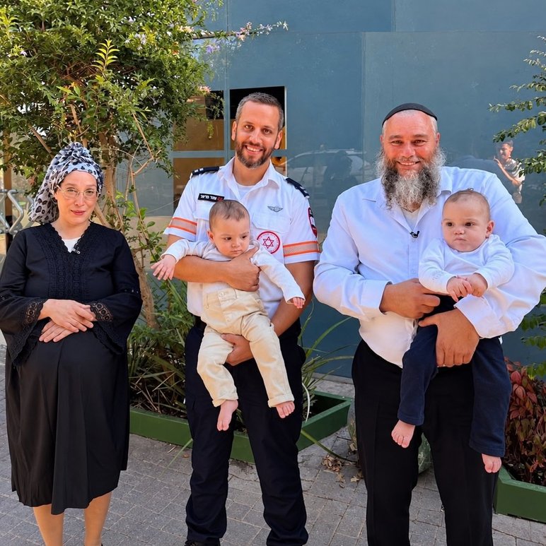 הפראמדיק סהר בראל עם הזוג והתאומים